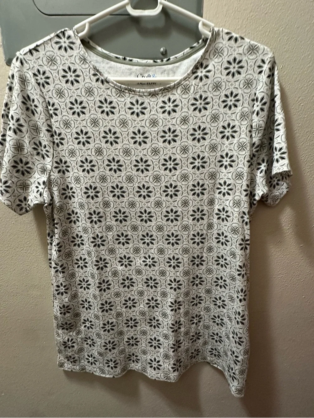 croft & barrow White and green Short Sleeve Floral Motif Tee